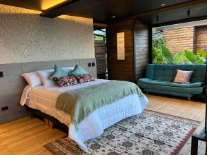 瓜尔内Cumbres Luxury Glamping的一间卧室配有一张大床和一张沙发