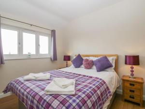 Queen CamelRectory Farm View的一间卧室配有一张床,上面有两条毛巾