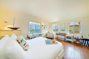 圣地亚哥On The Beach Casa的卧室配有一张白色大床和一张书桌