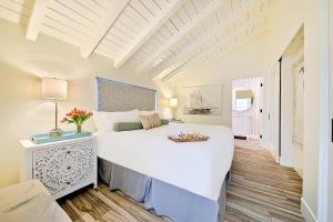 圣地亚哥On The Beach Casita的卧室配有一张白色大床