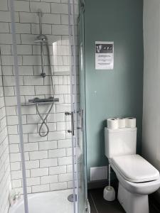 布里斯托Westbourne Place Rooms - by Clifton Short Lets的一间带卫生间和淋浴的浴室