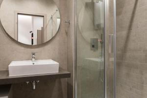 斯普利特Seascape Luxury Rooms的一间带水槽和镜子的浴室