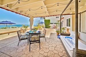 圣地亚哥On The Beach Clubhouse的一个带桌椅的庭院和海滩