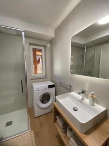 拉特西New Apartments Teravila的一间带水槽和洗衣机的浴室