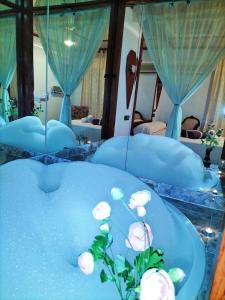 SonsecaHostal New York City的一间设有两张鲜花的水床的房间
