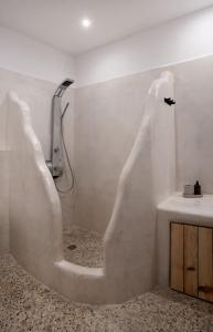 MérikhasCactus Suites Kythnos的带淋浴和盥洗盆的白色浴室