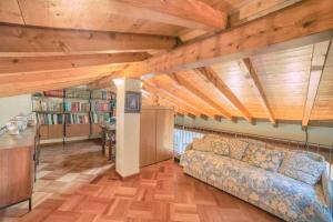 斯特雷萨Villa Gaia的带沙发和木制天花板的客厅