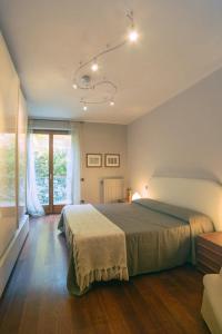 斯特雷萨Villa Gaia的一间卧室设有一张大床和一个大窗户