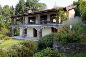 斯特雷萨Villa Gaia的花园内带阳台的古老房屋