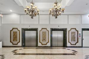 新奥尔良男爵广场温德姆花园酒店的大堂设有电梯和吊灯。