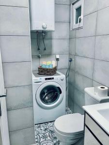 瓦列沃Buba Apartman的一间带洗衣机和卫生间的浴室