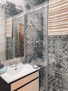 瓦列沃Buba Apartman的一间带水槽和淋浴的浴室