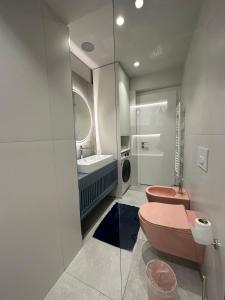 地拉那Apartment in Tirana的一间带粉红色卫生间和盥洗盆的浴室