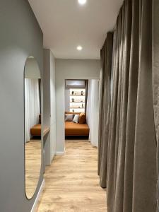 地拉那Apartment in Tirana的走廊上设有窗帘和一张位于客房内的床