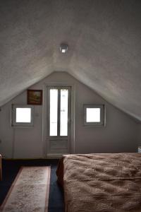谢尼察Prenoćište Delija 020的一间卧室设有床、两个窗户和一扇门
