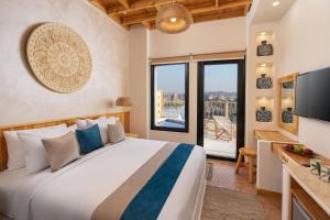 阿斯旺Benben by Dhara Hotels - Adults Only的一间卧室设有一张大床和一个大窗户