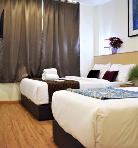 吉隆坡ECO HOTEL at BUKIT BINTANG的一间设有三张床的房间