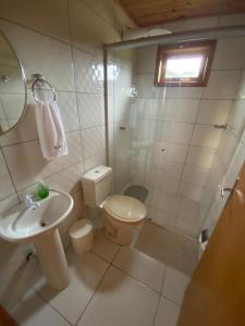 圣若泽-杜斯奥森蒂斯Chalé Campos Da Serra的白色的浴室设有卫生间和水槽。