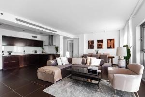 特拉维夫Luxury apartment with a great view的客厅配有沙发和桌子