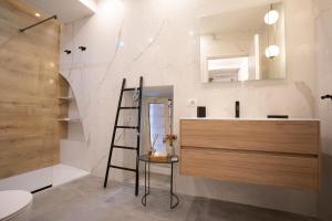 巴勒莫LUXURY SUITE SANT ISIDORO的浴室设有位于梳妆台和盥洗盆旁的梯子