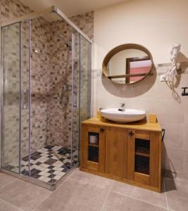 ParejaEl Balcón de la Vega的浴室配有盥洗盆和带镜子的淋浴