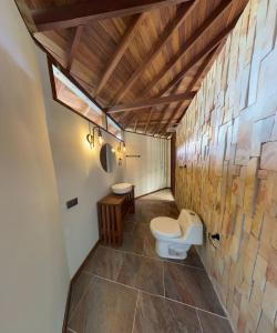 BelénFinca Hotel Tierra Verde的一间带卫生间和水槽的浴室