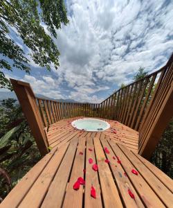 BelénFinca Hotel Tierra Verde的木甲板上一张红玫瑰木桌