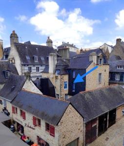 坎佩尔Au COCON QUIMPEROIS的一群建筑,上面有蓝色的箭头