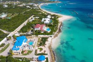 Blowing Point VillageAnguilla - Villa Anguillitta villa的享有度假村和海滩的空中景致