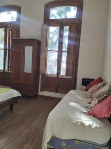 拉巴斯La Soñada的一间卧室设有两张床、一个梳妆台和窗户。