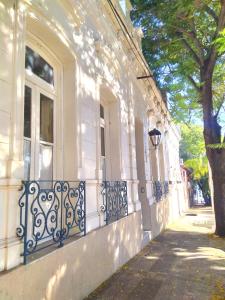 拉巴斯La Soñada的白色的建筑,设有栅栏和窗户