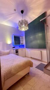 Nordkirchensmart&beautiful HOSTEL的一间卧室配有一张床和一个吊灯