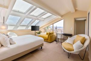 圣马克西姆Best Western Premier Montfleuri的卧室配有床、椅子和窗户。