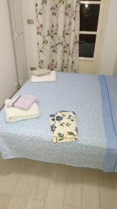 切里亚莱PAOLI CasaVacanza Liguria Ceriale的床上有两条毛巾