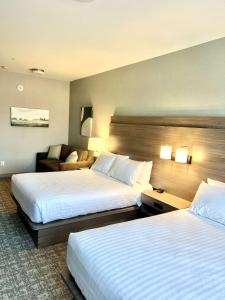 Pitt Meadows匹特草原贝斯特韦斯特优质酒店的酒店客房,设有两张床和一张沙发