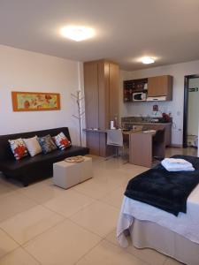 巴西利亚Lindo Flat em resort silencioso e aconchegante的带沙发的客厅和厨房