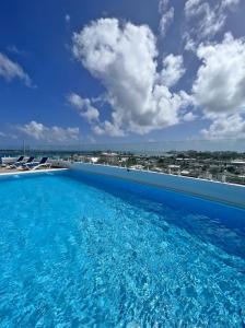圣安德烈斯Azure Lofts & Pool的享有城市景致的大型游泳池