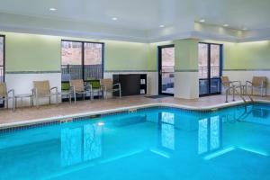 贝莱尔埃奇伍德阿伯丁春季山丘套房酒店的游泳池位于酒店客房内,配有桌椅