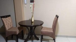 皮斯科LUNATENIS的一张桌子和两把椅子,上面有花瓶