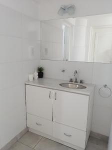 鲁米帕尔镇Casa hasta 10 personas.的白色的厨房配有水槽和白色橱柜