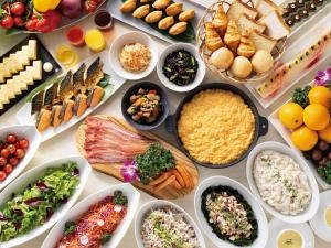 大阪Hotel Hankyu RESPIRE OSAKA的盛满不同种类食物的碗的桌子