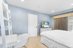 劳德代尔堡Isle of Venice Residence and Marina的卧室配有白色的床和电视