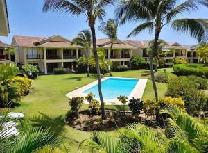 蓬塔卡纳Luxury apto 3 rooms+pool+ campo de golf. Cocotal的享有带游泳池和棕榈树的别墅的空中景致