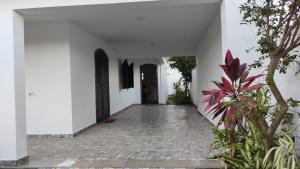 大伊瓜巴A Casa para a sua Família em Iguaba Grande, até 9 pessoas的一条带走廊的白色建筑走廊