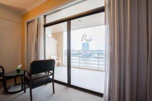 曼谷皇家河畔酒店的客房设有大窗户,享有城市美景。