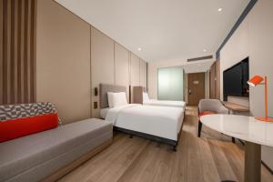 上海上海浦江智选假日酒店的酒店客房,配有床和沙发