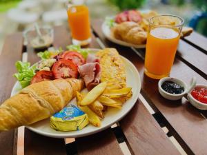 三百岭Namaste resort的桌上的早餐食品和橙汁