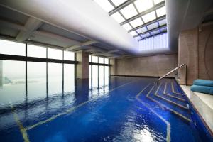 麦纳麦The Domain Bahrain Hotel and Spa - Adults Friendly 16 Years Plus的大楼内的一个蓝色海水游泳池