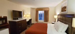 蒙哥马利如家旅馆&套房酒店的配有一张床和一台平面电视的酒店客房