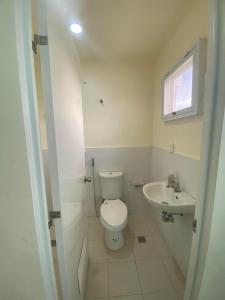 卡加盐德奥罗New 2 Bedroom Home的白色的浴室设有卫生间和水槽。